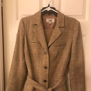 Women’s tan pants suit size 6